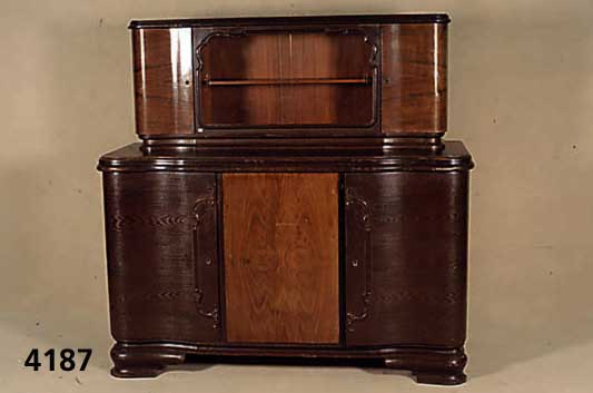 Aufsatzschrank, deutsch, um 1936/38, Korpus Weichholz, Buche massiv, Korpus und Oberteil doppelt geschwungen, ausgesuchtes Eichefurnier bzw. ...