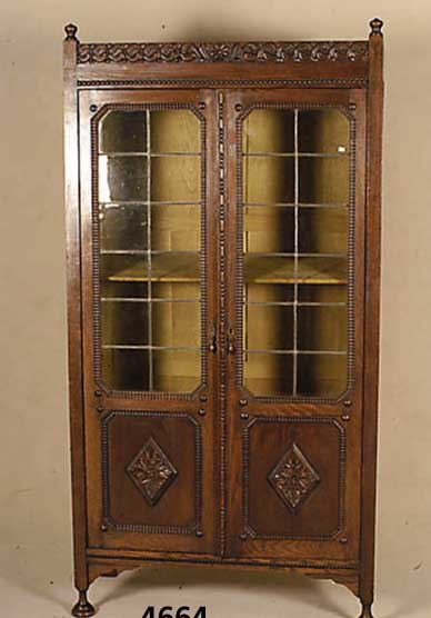 BÜcher- bzw. Vielzweckschrank, England, um 1910/20, Eiche massiv, Schnitzereien aus dem Vollholz, aufgesetzte Leisten und KnÖpfe, im ...