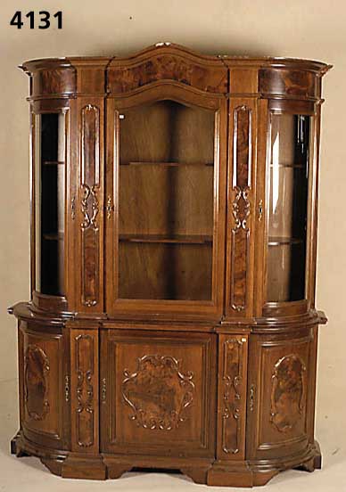 Aufsatzvitrine, Italien, 30er Jahre, im florentinischen Stil, Korpus Weichholz, Nuß- bzw. Wurzelnußfurnier, z.T. intarsienartig verlegt, ...