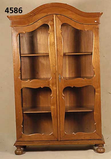 Vitrine, wohl Niederlande, um 1900/10, unter Verwendung alter teile von 1830/40, ursprÜng- lich 2. Barock, mit sogenannten BrezelfÜllung- en, ...
