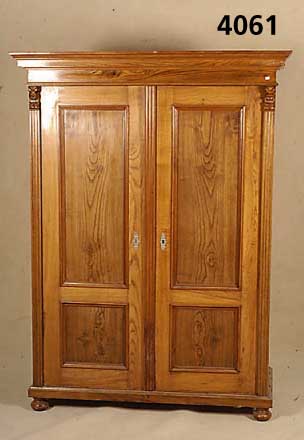 Kleiderschrank, mitteldeutsch, um 1900, Jugendstil, Korpus Weichholz, RÜsterfurnier, Front auf Rahmen gearbeitet, aufgesetzte Leis- ten, diese ...