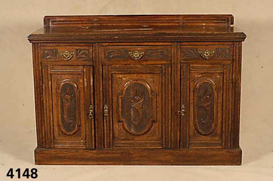 Kredenz, England, um 1900/10, Korpus Weich- holz, Eichefurnier, Front auf Rahmen gearbei- tet, dieser mit reicher Rillenschnitzerei, 4- bzw. ...