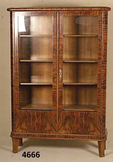 BÜcher- bzw. Sammlerschrank, deutsch, um 1928/ 32, wohl Dresden/Halle, Korpus Weichholz, kaukasisch Wurzelnußfurnier, gespiegelt ver- legt, Ecken ...