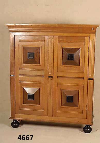 sogenannter Kissenschrank, Niederlande, nach altem Vorbild, Korpus Hartholz, Eiche massiv, auf Rahmen gearbeitet, ausgewogene Form, seitlich 4 ...
