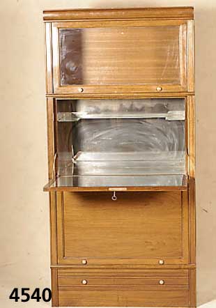 BÜcherschrank (Bookcase), England, um 1920, Nußbaum massiv, z.T. furniert, bestehend aus Sockel mit Schublade, drei variabel Überein- ...