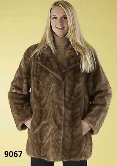 Hellbrauene Nerzjacke, Gr. 44/46, Innenl. "Pelz Hoff Heidelberg", Innenfutter gemuster- te hellbraune Seide, ausgelassene Felle, 2 ...