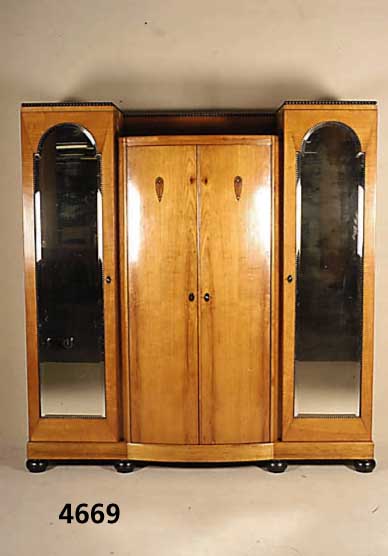 Schlafzimmerschrank, deutsch, um 1906/07, Jugendstil, Korpus Hartholz/Weichholz, innen Eichefurnier von hervorragender Verarbeitung, ...