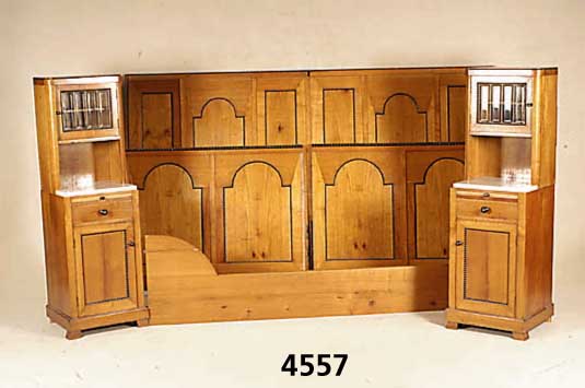 2 Betten und 2 Nachttische, deutsch, um 1904/ 06, Korpus Weichholz, Arbeitsteile Eiche massiv, Kirschbaumfurnier, auf Rahmen gearbei- tet, ...