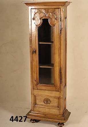 HochschrÄnkchen, Elsaß/Lothringen, 18. Jhd., aus alten Teilen gefertigt, ursprÜnglich wohl StanduhrengehÄuse, Flachschnitzerei aus dem ...