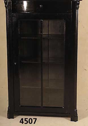 Vertiko, mitteldeutsch, um 1840/50, Korpus Weichholz, ursprÜnglich wohl Mahagonifurnier, spÄter schwarz gelackt, Seiten abgeflacht, doppelt ...