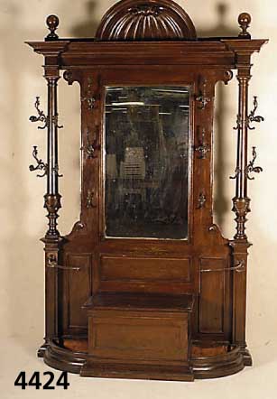 Flurgaderobe, wohl Lothringen, um 1900, Korpus Weichholz, Nußbaum massiv, Nußbaumfur- nier, Barock- und Renaissancestil in eklekti- zistischem ...