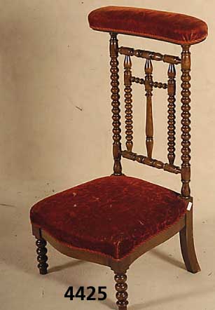 Betstuhl, Frankreich, um 1870/80, FrÜh- barockstil, reiche Drechselarbeit, z.T. in Kreuzform, alte Bespannung bzw. alte Polster- ung, mit rotem ...