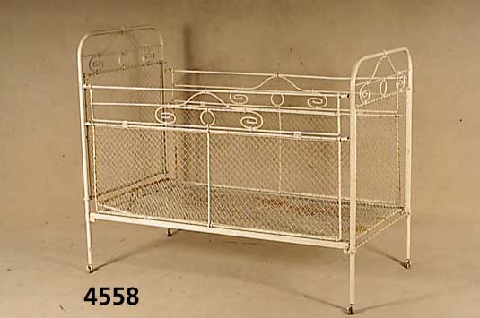 Kinderbett, deutsch, um 1900/10, Eisen, Drahtgeflecht, sparsame Verzierung, Kletter- schutz z.T. klappbar, weiß lackiert, Ge- brauchsspuren, ...