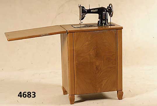 NÄhmaschine, deutsch, 30er Jahre, Hersteller Fa. Pfaff, Kaiserslautern, GehÄuse RÜster, RÜsterfurnier, intakt, Lack korrodiert, ca. ...