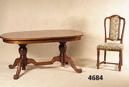 Ausziehtisch mit 6 StÜhlen, Italien, wohl Florenz, im florentinischem Stil, Nußbaum massiv, Barockstil, 2-sÄulig FÜße ausladend, in Veluten ...