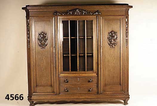 BÜcher- bzw. Vielzweckschrank, deutsch, um 1908/12, Korpus Weichholz, Eiche massiv, Eichefurnier, Mittelteil gewÖlbt, facettiertes Glas, Fenster ...