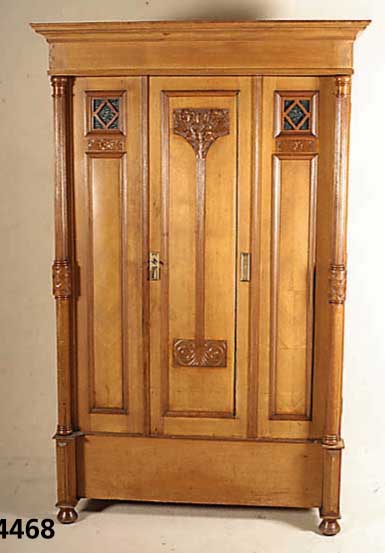 Jugendstilschrank, deutsch, um 1902/04, Korpus Weichholz, Nußbaumfurnier z.T. gespie- gelt, freistehende SÄulen, reiche Drechselar- beit, ...