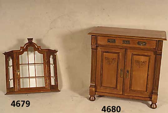 BeistellschrÄnkchen, deutsch, um 1898/1900, Korpus Weichholz, Wurzelnußfurnier, z.T. auf Rahmen gearbeitet, abstrakt florale Jugendstil ...