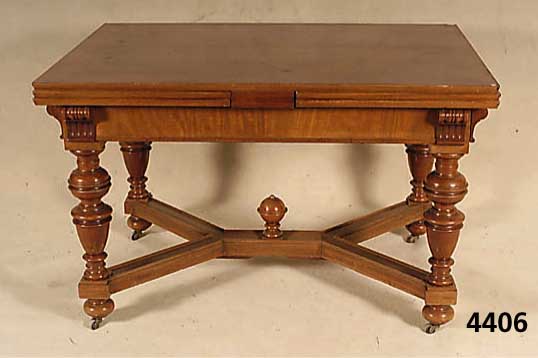 Ausziehtisch, deutsch, um 1880/90, GrÜnder- zeit, Korpus Weichholz, Nußbaum- bzw. Palisan- derfurnier auf Mahagoni gebeizt, Beine ver- strebt mit ...