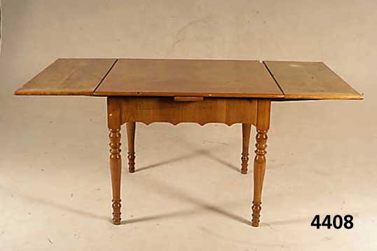 SpÄtbiedermeierstiltisch, wohl deutsch, Beine um 1810/20, Zargenteile 1870, Platte um 1900, Kirschbaum massiv, Kirschbaumfurnier, Schublade aus ...