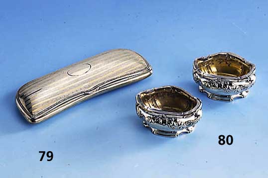 Paar SalzschÄlchen, Frankreich um 1900, 950er Silber, Orig.-GlaseinsÄtze, umlaufendes Rankendekor, Innenverg., Glaseinsatz mit Bodenstern ...