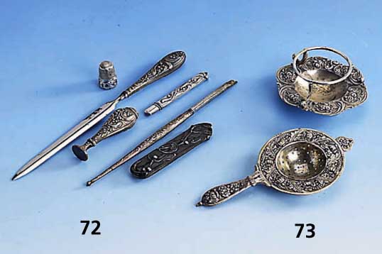 Großes Konvolut mit Misteldekor, Frankreich um 1900, best. aus: 3-tlg. Schreibtischset: BriefÖffner, Pet- schaft und Federhalter, Metall ...