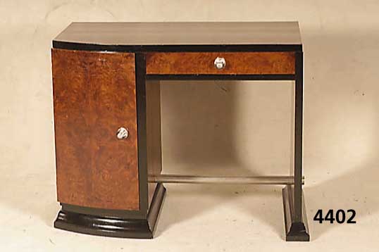 Schreibtisch, ArtDeco, Frankreich, um 1920, exotisches Wurzel- bzw. Tropenholzfunier, Kanten u. Sockel schwarz abgesetzt, abgerunde- te TÜr, ...