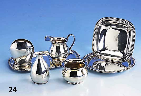 Silberset, 835er Silber, Perlleistenverzierung, best. aus: rundes Tablett, D. ca. 14 cm, 1 rechteckigen Tablett, ca. 19.5 x 11.5 cm, 1 ...