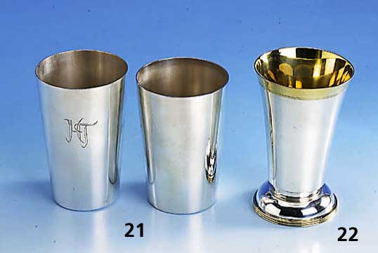 Silberbecher, 925er Silber, Trichterform, glatt poliert, auf Fuß stehend, Innenvergol- dung, H. ca. 12 cm