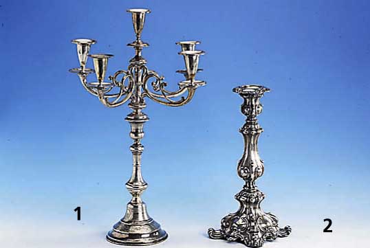 Kerzenleuchter, wohl Hanau um 1830/35, Jahresmarke N, 13-lÖtig, reicher Rokaillen- dekor, mehrfach geschweift, 4 passig, reich punziert und ...