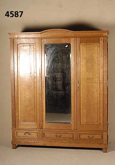 Kleiderschrank, deutsch, um 1900, Eiche massiv mit Weichholz, zwei kleine SeitentÜren, kassettiert, eine MitteltÜr mit Spiegel, drei ...
