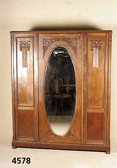 Kleiderschrank, Frankreich, um 1920, ArtDeco , Eiche massiv, Mittelteil oval verspiegelt, EinlegebÖden, Kleiderstange, Marmorplatte, mit ...