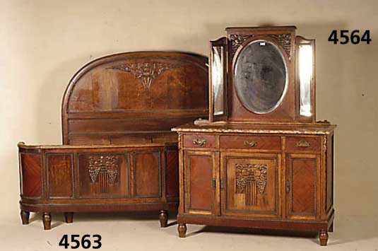 Frisierkommode, Frankreich, um 1920, ArtDeco , Eiche massiv, TÜr mit FrÜchteschnitzereien, Alters- und Gebrauchsspuren, ca. 164x120x52 cm , ohne ...