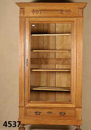 Vitrine, wohl deutsch, um 1890, Eiche massiv , facettierter Glaseinsatz, Sockelschubladen, vier EinlegebÖden, guter Zustand, zerlegbar, Alters- ...
