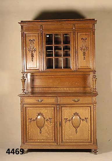 Aufsatzbuffet, Frankreich, um 1890/1900, Eiche massiv, TÜrfÜllungen reich geschnitzt, im Stil von Louis XVI, Aufsatz mittig verglast , 9 ...
