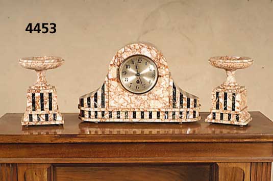 Kaminuhr mit 2 Beistellern, Frankreich, um 1900, rotgeÄdertes Marmor mit schwarzem Streifenmuster, Uhrform in Marmor selten, sammelwÜrdig, ...