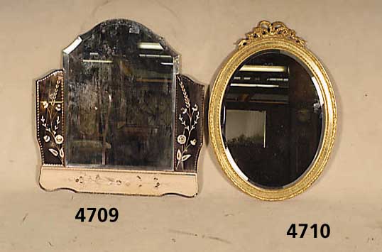 Prunkspiegel, im Louis-XVI-Stil, facettier- tes Spiegelglas, ovale Form, vergoldet mit umlaufender Profilverzierung, ca. 71x50 cm