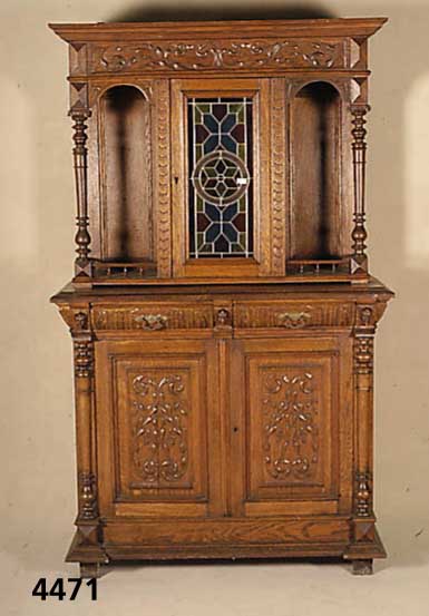 Vielzweckschrank, Belgien, um 1890/1900, Eiche massiv, zweiteilig, aufgesetzte Blatt- schnitzerei, drei NarrenkÖpfe, aus dem Voll- holz ...