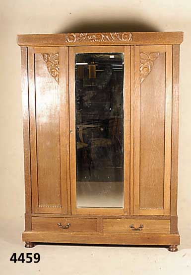 Kleiderschrank, deutsch, um 1910, Eiche massiv, Eichefurnier, dreitÜrig, MitteltÜr mit facettiertem Spiegel, zwei SockelschÜbe, auf- gelegte ...