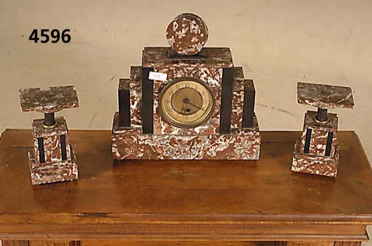 Kaminuhr mit Beistellern, Frankreich, um 1920, rot-schwarzer Marmor, Blechplatinenwerk muß befestigt werden, Papierziffernblatt, Laufmechanik ...