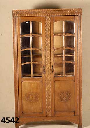 Kleiner BÜcherschrank, deutsch, Weichholz massiv, mit geschnitzter Verzierung, zweitÜrig , Sprossenfenster, vier EinlegebÖden, leichte ...