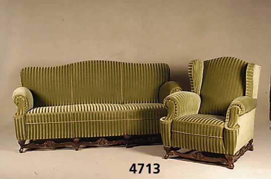 Sitzgruppe, deutsch, bestehend aus Sofa und 1 Sessel sowie 1 Ohrenbackensessel, Schauteile Nußbaum massiv, im Stil des Chippendale, Be- zug in ...