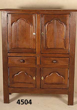 Mehrzweckschrank, Belgien, Eiche massiv, Eichefurnier, viertÜrig mit zwei SchÜben, ge- schwungene TÜrfÜllungen, Seiten facettiert, ...