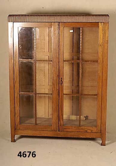 Vitrine, deutsch, um 1920, Eiche massiv, Eichefurnier, zweitÜrig, drei EinlegebÖden, profilierte Sprossenfenster, Altersspuren, SchlÜssel ...