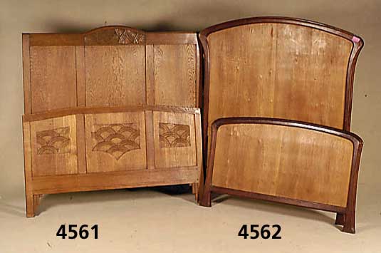 Bett, Frankreich, um 1915, Jugendstil, Nuß- baum massiv, Eichefurnier, geschwungene Form, leichte Altersspuren, FurnierschÄden, zeitlos elegant, ...
