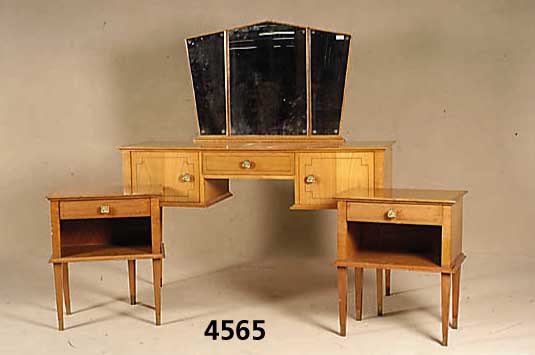 Frisierkommode mit 2 BeistellschrÄnkchen, wohl deutsch, um 1920, Kirschbaumfurnier, Kommode zweitÜrig, mit einem Schubfach, drei- teiliger ...