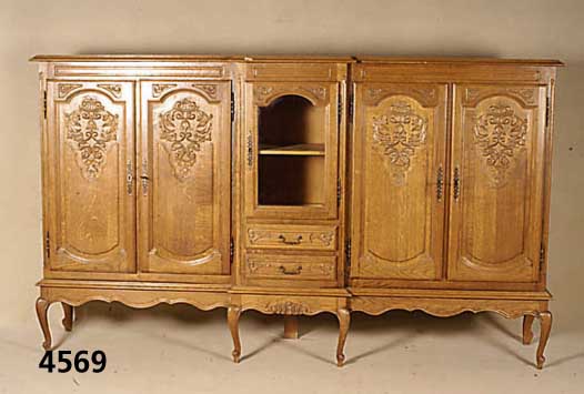 Salonschrank, deutsch, Eiche massiv, Eichefurnier, mit aufgesetzter Rocaillen- schnitzerei, Mittelteil leicht hervorstehend, zwei SchubfÄcher, ...