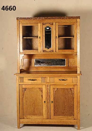 Aufsatzbuffet, wohl Belgien, um 1920, Eiche massiv, Eichefurnier, Vitrinenaufsatz mit facettiertem Spiegel, Schnitzerei aufge- setzt, viertÜrig, ...