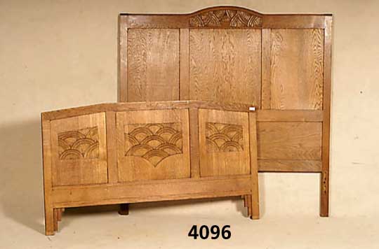 Bett, Frankreich, um 1920, Eiche massiv, geschnitztes Dekor, Alters- und Gebrauchsspu- ren, ca. 146x136x196 cm