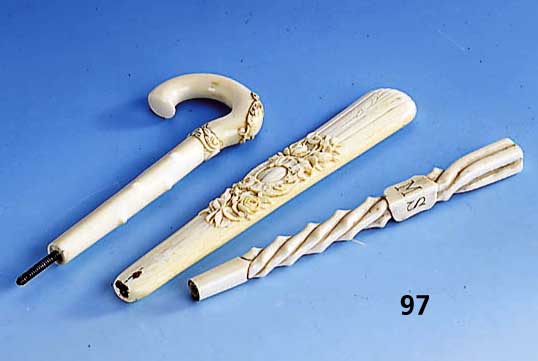 Konvolut 3 Schirmgriffe, Elfenbein, deutsch um 1870-1890, Erbach, hervorragende Bild- hauerarbeit, sehr gute Qual., 1 Teil haarris- sig, freie ...